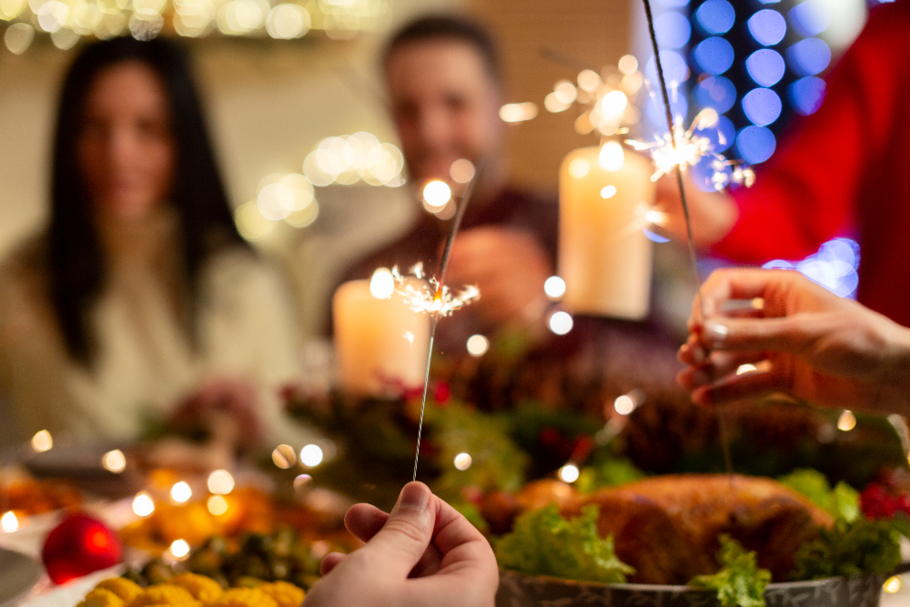 imagen de luces de Navidad velas y bengalas