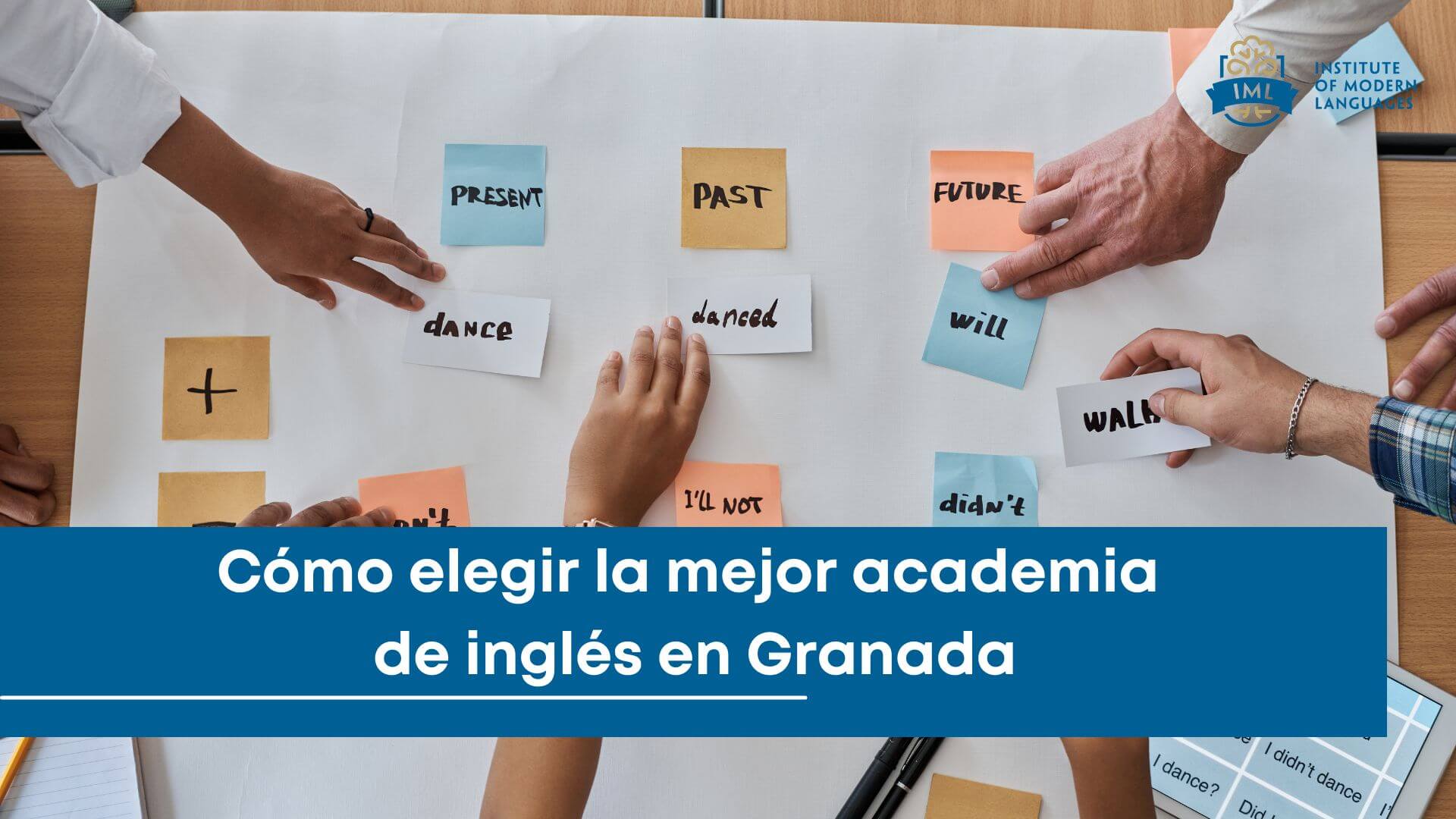 Estudiante aprendiendo inglés en una academia en Granada, tomando notas durante una clase interactiva.